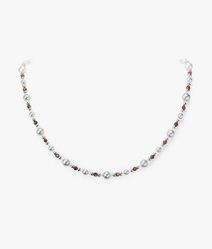 Leichte Spuren graue Perlenkette